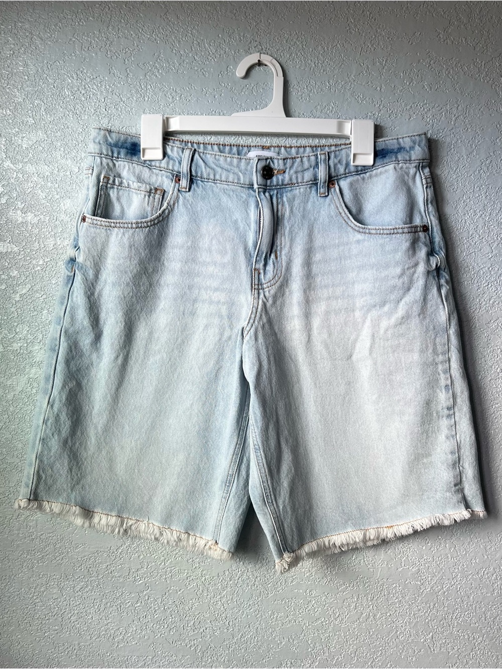 Forever 21 Light Wash Raw Hem Jorts Bermuda Denim Shorts Size 28